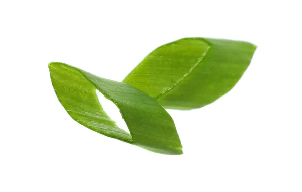 Kawałki Świeżej Zielonej Cebuli Izolowane Białym — Zdjęcie stockowe