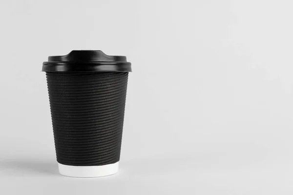 黑色纸杯 底色浅 有塑料盖 文字空白 咖啡好了 — 图库照片