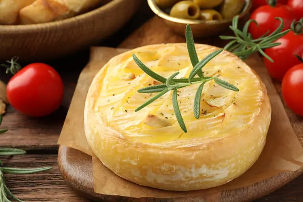 Saboroso Queijo Brie Cozido Forno Com Alecrim Tomate Cereja Mesa — Fotografia de Stock