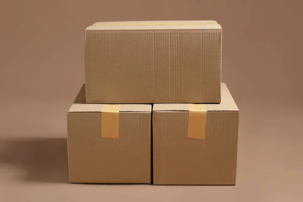Açık Kahverengi Zemin Üzerinde Karton Kutular Yığını — Stok fotoğraf