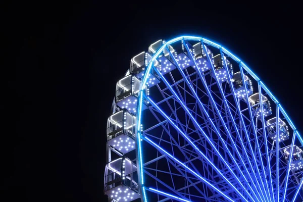 Όμορφη Λαμπερό Τροχό Ferris Κατά Σκοτεινό Ουρανό Χαμηλή Γωνία Προβολής — Φωτογραφία Αρχείου
