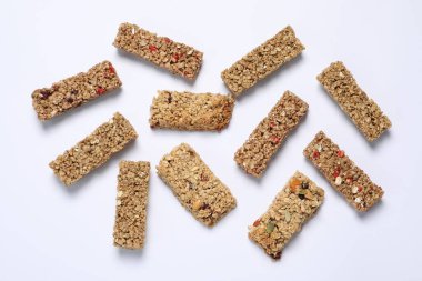 Beyaz arka planda lezzetli granola çubukları, düz yatış