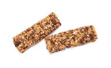 Beyaza izole edilmiş iki lezzetli granola bar, üst manzara.