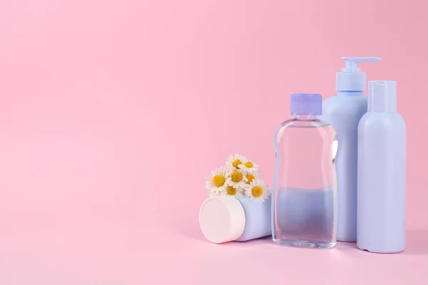 Verschillende Babyverzorgingsproducten Kamillebloemen Roze Achtergrond Ruimte Voor Tekst — Stockfoto