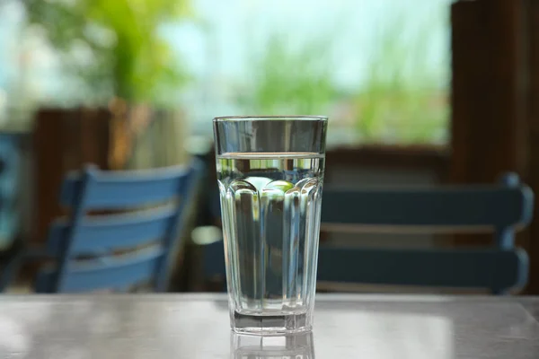 Egy Pohár Friss Víz Asztalon Odabent — Stock Fotó