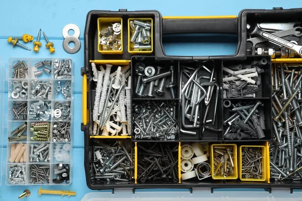 Organizer Mit Vielen Verschiedenen Verschlüssen Und Schlüsseln Auf Hellblauem Holztisch — Stockfoto