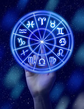 Astroloji. Parlak arka planda zodyak tekerleğe dokunan kadın, yakın plan.