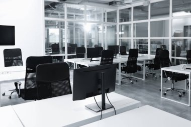 Açık Planlı Ofis 'in şık bir tasarımı. Bilgisayarlı, tablolu ve sandalyeli çalışma alanı