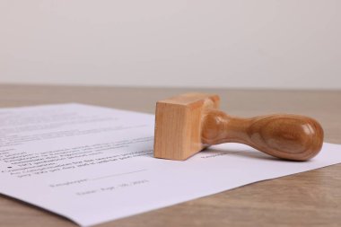 Tahta masa üzerinde bir pul aracı ve belge, yakın plan