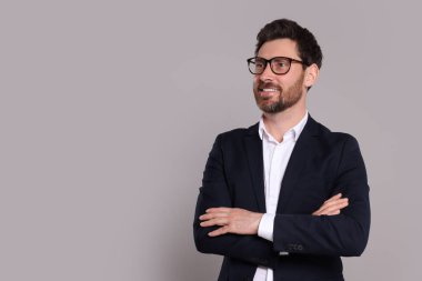 Gri arka planda gözlüklü mutlu emlakçılar. Metin için boşluk