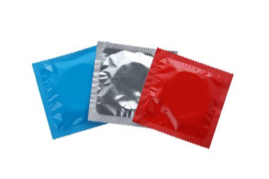 Prezervatif paketleri beyaz, üst görünümde izole edilmiş. Güvenli seks.