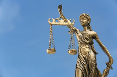 Yasalara göre adil muamele sembolü. Bayan Adalet 'in gökyüzüne karşı figürü, metin için yere yakın.