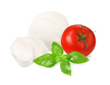 Caprese salatası için malzemeler. Taze domates, fesleğen ve beyaz üzerine izole edilmiş mozzarella peyniri.