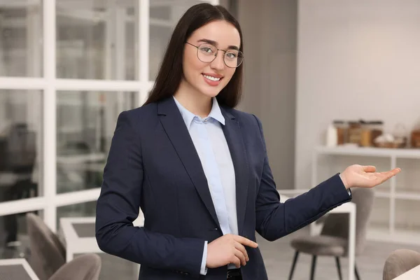 Happy Female Real Estate Agent Office — Stock Photo, Image