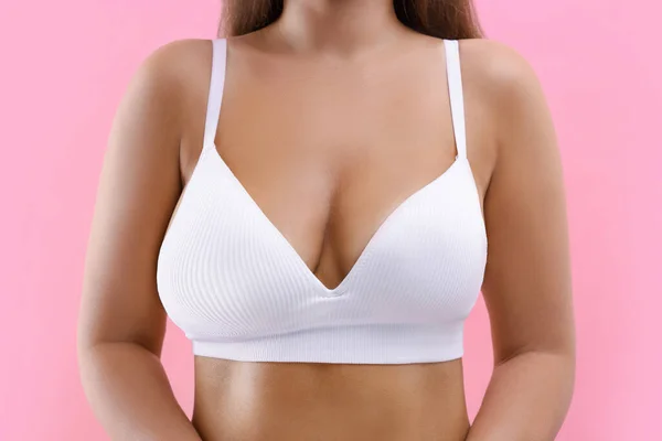 Kvinna Med Bröst Asymmetri Rosa Bakgrund Närbild — Stockfoto