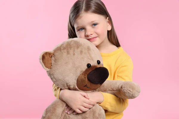 Niedliches Kleines Mädchen Mit Teddybär Auf Rosa Hintergrund — Stockfoto
