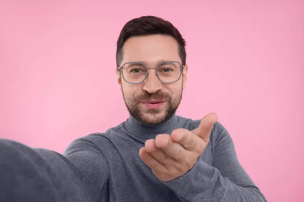 Muž Při Selfie Foukání Polibek Růžovém Pozadí — Stock fotografie