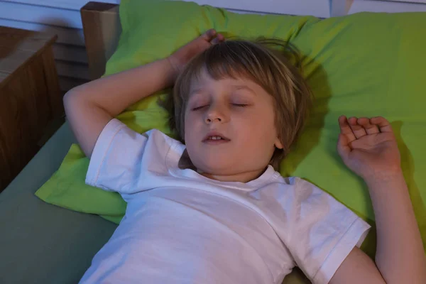 Piccolo Ragazzo Russare Mentre Dorme Sul Letto Notte — Foto Stock