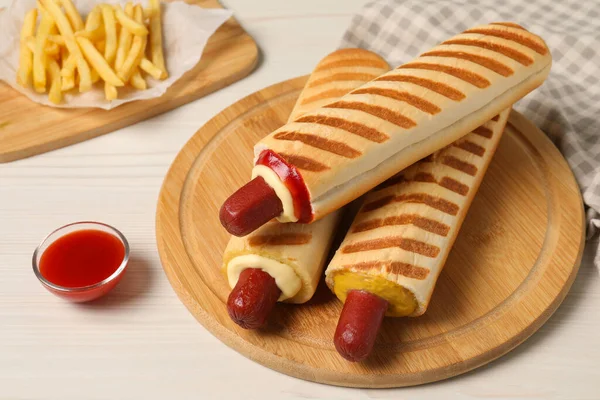 Finom Sült Hot Dog Sült Krumpli Mártás Fehér Asztalon — Stock Fotó
