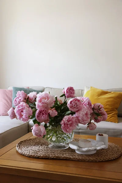 식탁에 꽃병에 아름다운 분홍색의 문자가 — 스톡 사진