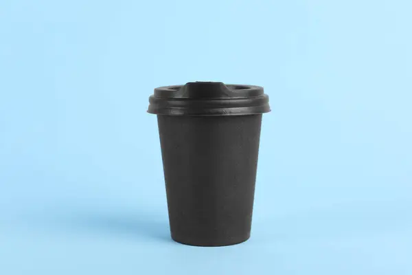 Černý Papírový Kelímek Plastovým Víčkem Světle Modrém Pozadí Káva Sebou — Stock fotografie