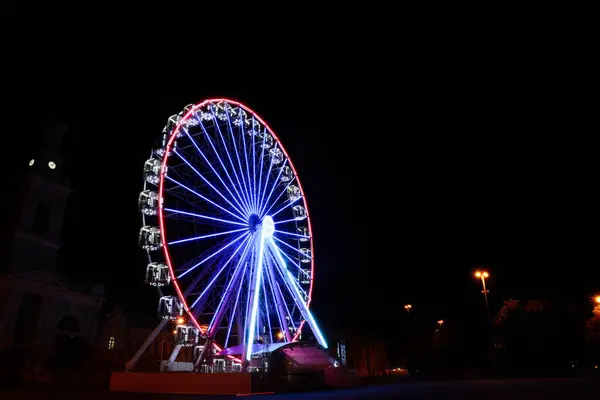 Wunderschön Leuchtendes Riesenrad Auf Der Stadtstraße Der Nacht Raum Für — Stockfoto