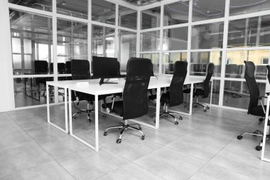 Açık Planlı Ofis 'in şık bir tasarımı. Masaları ve sandalyeleri olan çalışma alanı