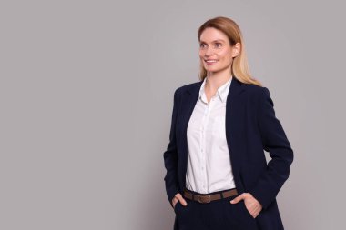 Gri arka planda mutlu emlakçılar. Metin için boşluk