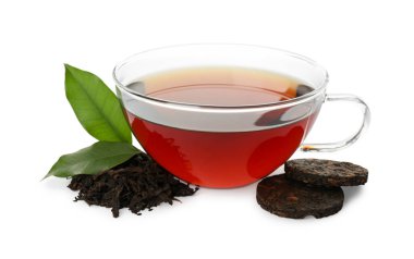 Geleneksel Çin pu-erh çayı, taze demlenmiş içecek ve beyaz üzerine izole yeşil yapraklar.