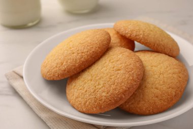 Lezzetli Danimarka kurabiyeleri beyaz mermer masada, yakın plan.