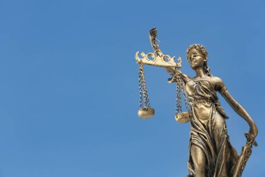 Yasalara göre adil muamele sembolü. Bayan Adalet 'in gökyüzüne karşı figürü, metin için yere yakın.