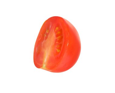 Olgun vişneli domatesin yarısı beyaza izole edilmiş.