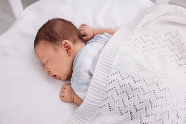 Lindo Bebé Recién Nacido Durmiendo Bajo Cuadros Blancos Cama —  Fotos de Stock