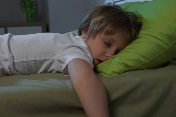 Mały Chłopiec Chrapie Podczas Snu Łóżku Nocy — Zdjęcie stockowe