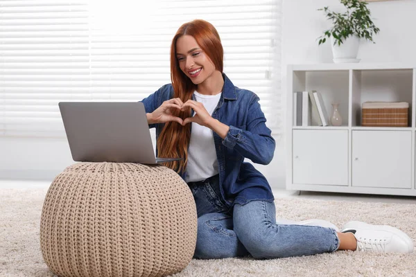 在家里通过笔记本电脑进行视频聊天时 女人正在用手制造心灵 远距离关系 — 图库照片