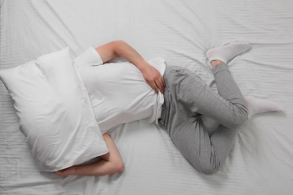 Man Lijdt Aan Slapeloosheid Bed Bovenaanzicht — Stockfoto