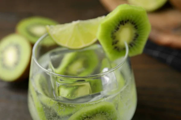 Vaso Bebida Refrescante Con Kiwi Lima Mesa Primer Plano —  Fotos de Stock