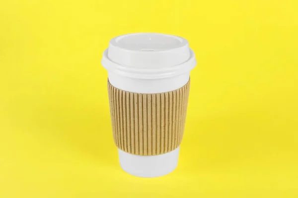 黄色の背景にプラスチック蓋付きの紙コップ コーヒーを飲みに — ストック写真