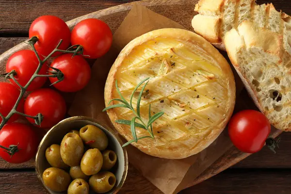 Savoureux Fromage Brie Cuit Four Servi Sur Une Table Bois — Photo