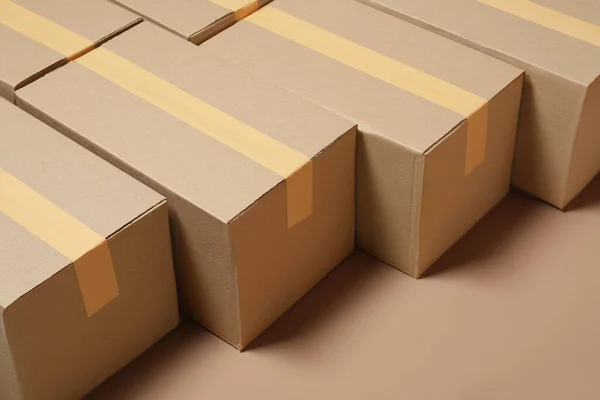 Açık Kahverengi Arkaplanda Birçok Karton Kutu — Stok fotoğraf