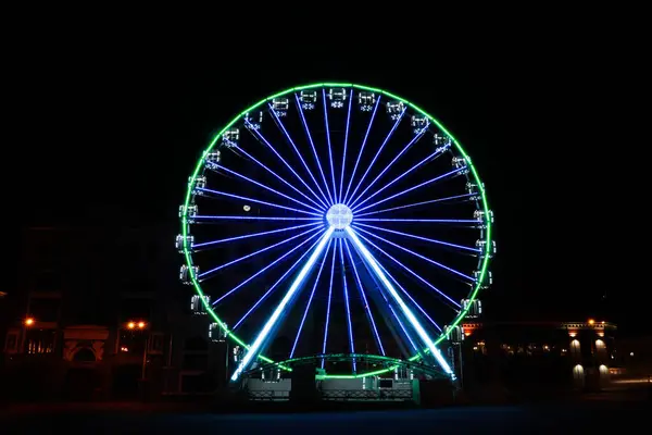 Roda Gigante Brilhante Bonita Rua Cidade Noite — Fotografia de Stock