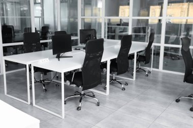 Açık Planlı Ofis 'in şık bir tasarımı. Bilgisayarlı, tablolu ve sandalyeli çalışma alanı