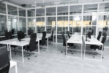 Açık Planlı Ofis 'in şık bir tasarımı. Bilgisayarlı, tablolu ve sandalyeli çalışma alanı