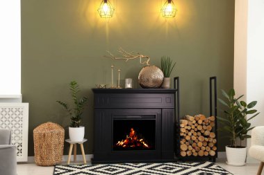 Güzel bir şömine, farklı bir dekor ve oturma odasında odun. İç tasarım