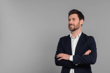 Gri arka planda mutlu emlakçılar. Metin için boşluk