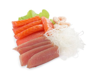 Lezzetli sashimi seti somon, karides ve ton balığı funchosa ve marul ile servis edilir.