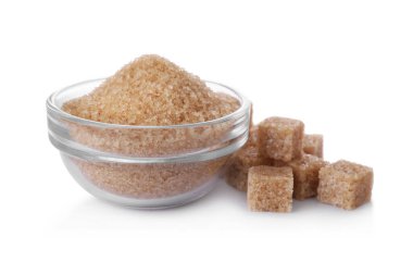 Beyaz üzerine izole edilmiş farklı kahverengi şeker türleri