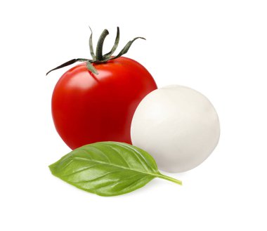 Caprese salatası için malzemeler. Taze domates, fesleğen ve beyaz üzerine izole edilmiş mozzarella peyniri.