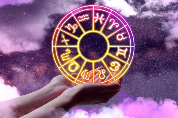 Astrologia Kobieta Trzyma Koło Zodiaku Przed Gwiaździstym Nocnym Niebem Chmurami — Zdjęcie stockowe