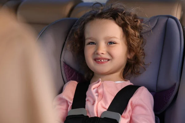 Милая Маленькая Девочка Сидящая Детском Кресле Машине — стоковое фото